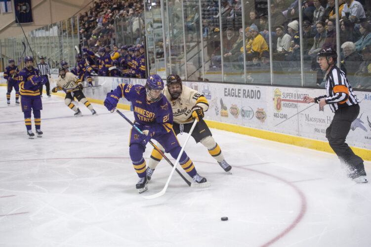 Huskies hockey looks to continue winning streak as it faces rival Wildcats